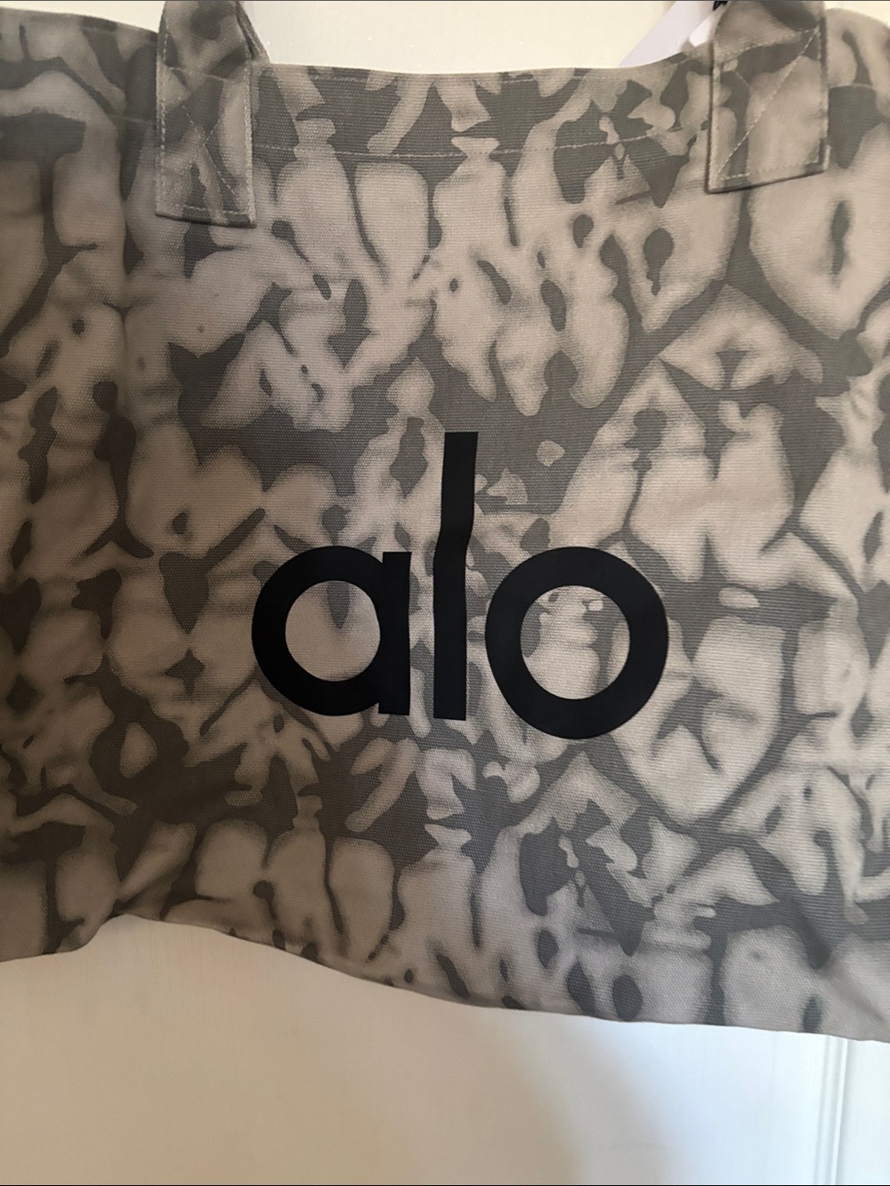 ALO Yoga Large Gray Tie-Dye Tote Bag - Picture 6 of 7